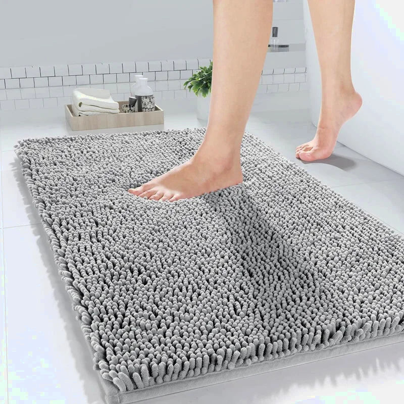 Tapis de salle de bain chenille absorbant et antidérapant, fibres douces, séchage rapide, idéal pour une sortie de douche confortable et sécurisée.