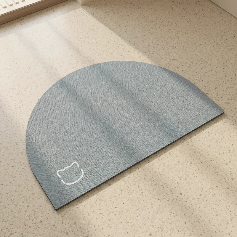 tapis de bain demi lune design en diatomite gris dans une salle de bain moderne