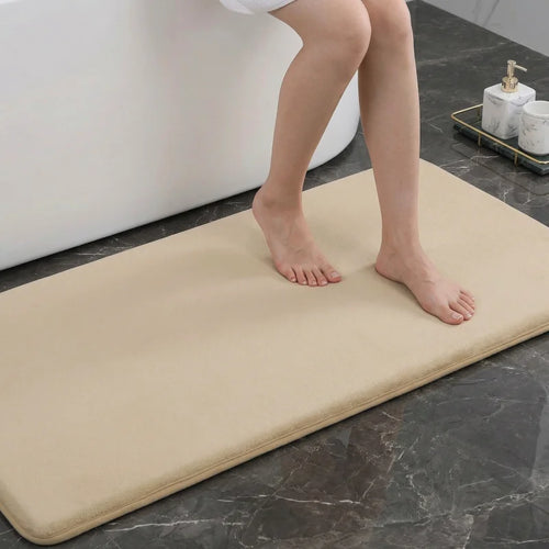 Tapis de baignoire long absorbant et antidérapant, séchage rapide, idéal pour sécuriser la sortie de bain avec confort optimal.