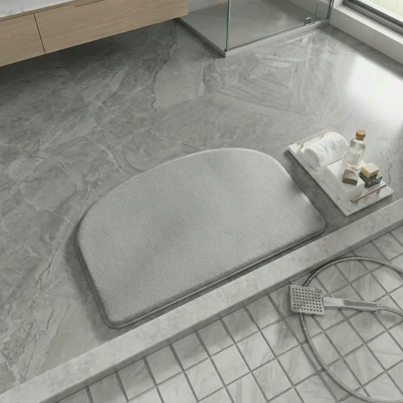 Tapis de bain mémoire de forme absorbant et antidérapant, confort moelleux, séchage rapide, parfait pour une salle de bain moderne et sécurisée.