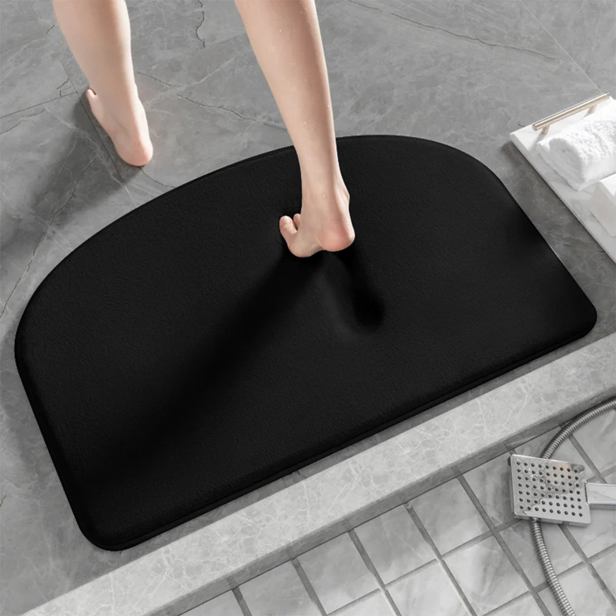 Tapis demi lune de salle de bain absorbant et antidérapant, séchage rapide, idéal pour sortie de douche confortable et sécurisée.