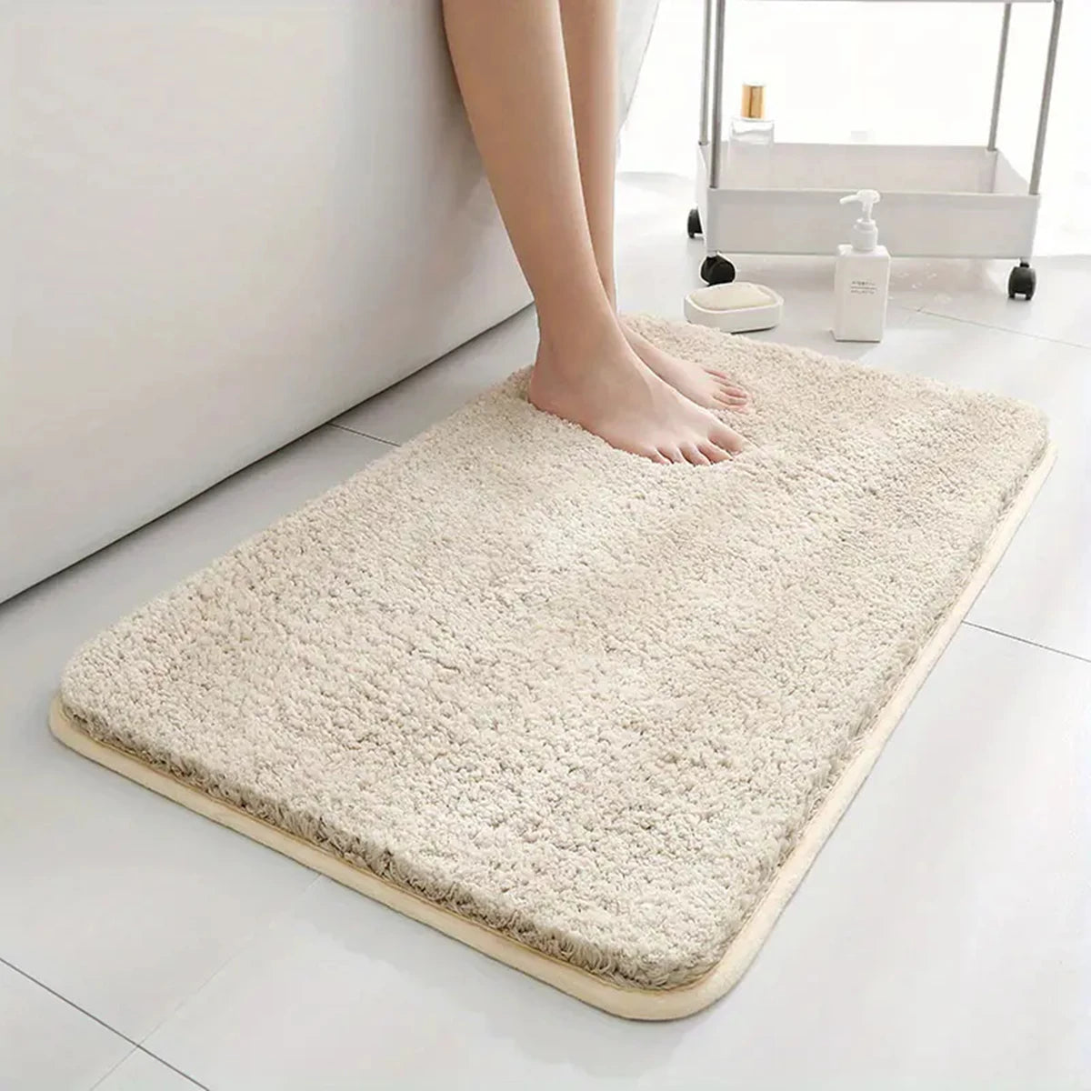 Tapis douche absorbant et antidérapant à séchage rapide, idéal pour sortie de douche, confort optimal et salle de bain sécurisée.